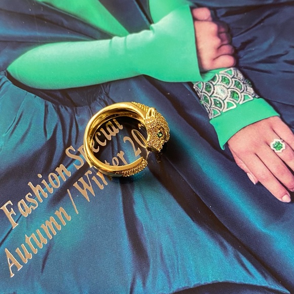 Gold Lion Head Ring with Green Gemstones - Picture 4 of 6